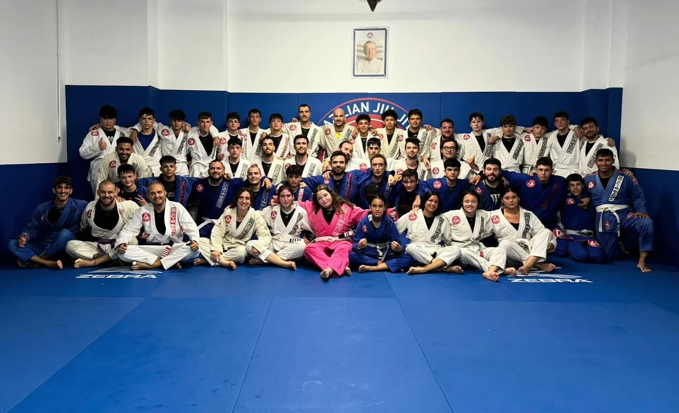 Grupo de alumnas y alumnos con kimono en el tatami de Gracie Barra Benimaclet, Valencia