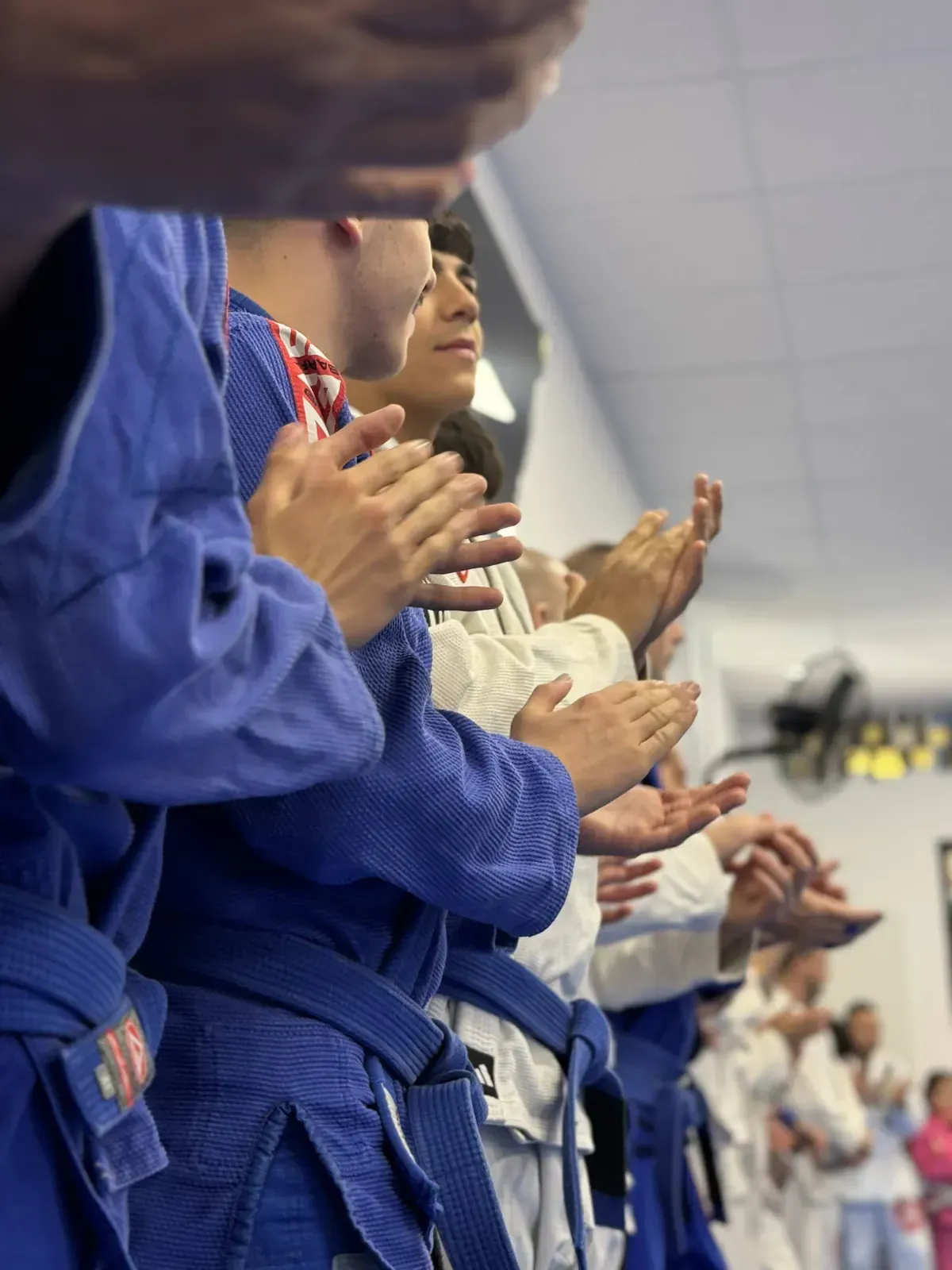 Drill de Jiu-Jitsu en grupo durante clase de adultos